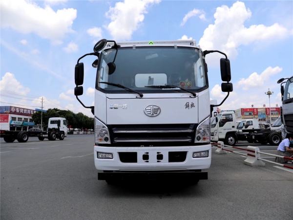 国六跃进112马力易燃液体厢式运输车(汽油机)