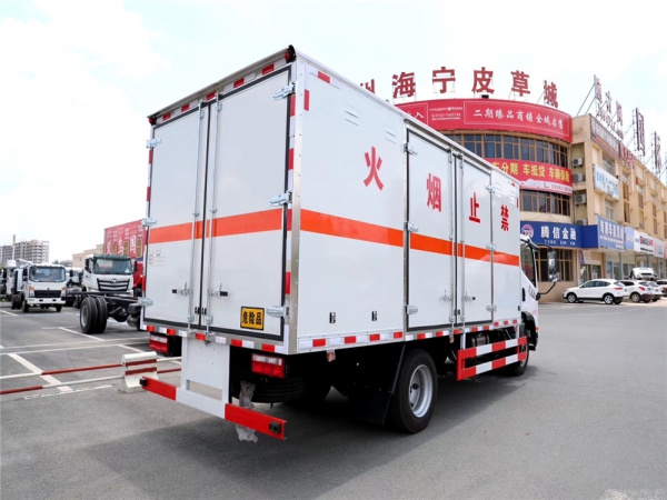 国六跃进112马力易燃液体厢式运输车(汽油机)